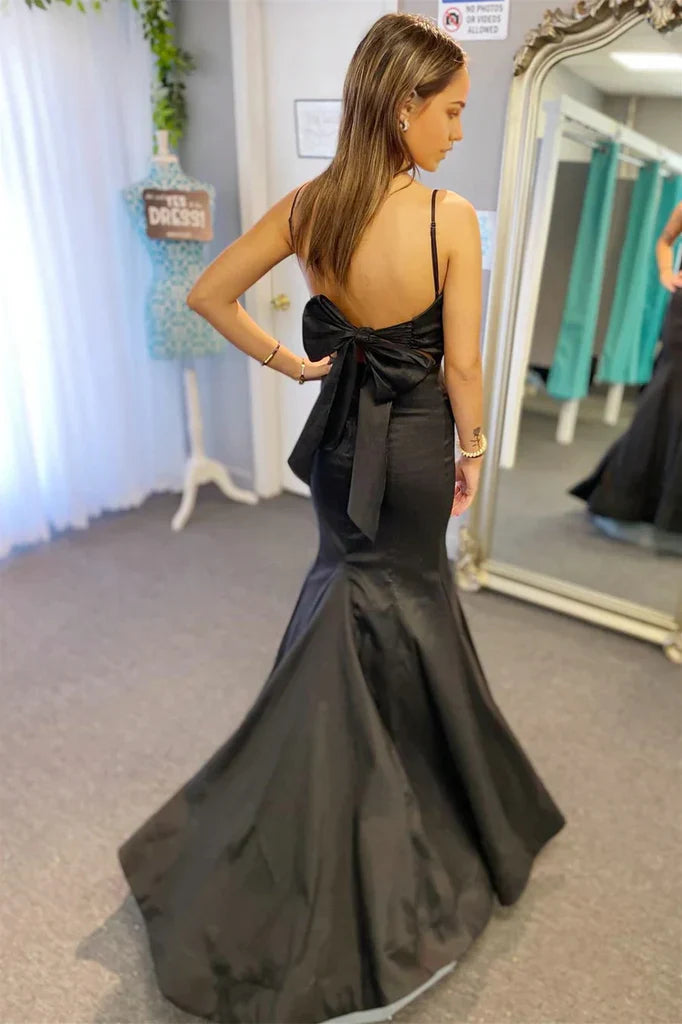 Vestido de noche largo de sirena con tirantes plisados y escote cruzado en negro con lazo